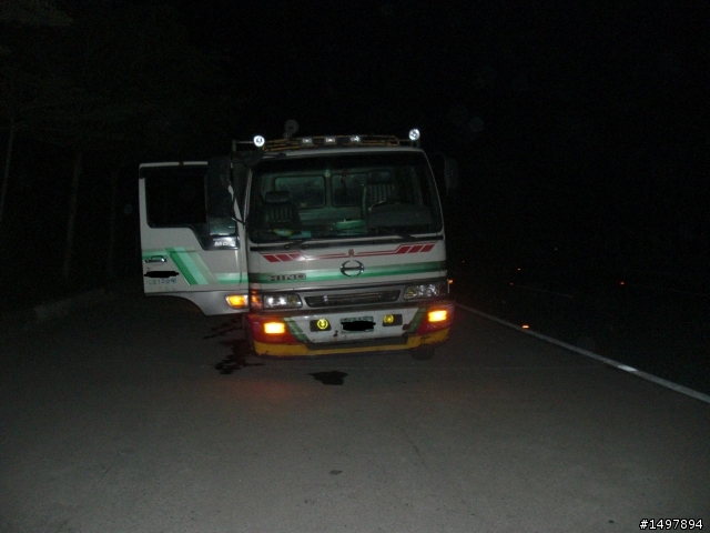 在國道撞上卡車輪胎的結果....你閃的過嗎？