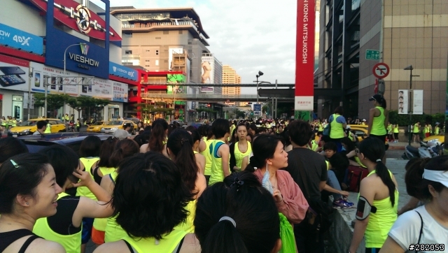 ONE~新手入機 分享一下 不專業之nike女生路跑實拍過程