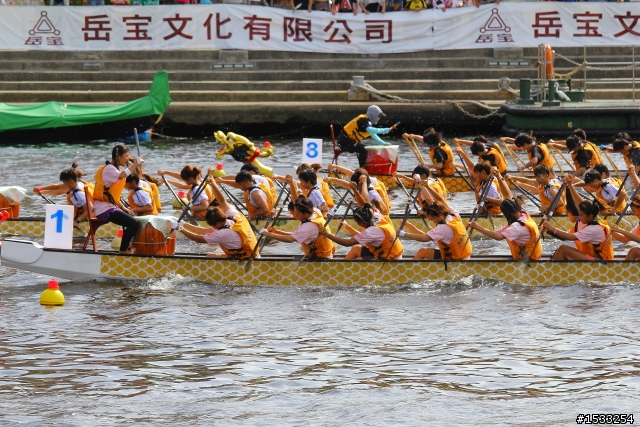 高雄愛河龍舟賽  有比基尼女選手喔!!