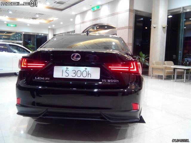 也分享一下黑色IS300h頂級(非F-SPORT)外觀