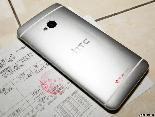 htc new one 開箱髮絲紋超大一條!!!