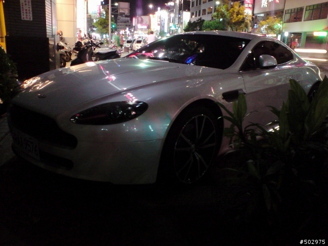掛新車牌的 Vantage V8