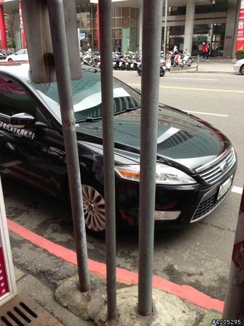 地檢署領納稅人的錢在路邊睡覺？
