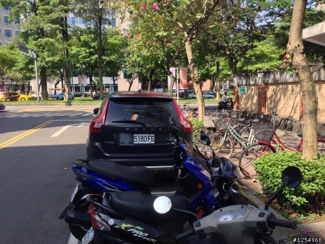 哀〜 不就是停個車