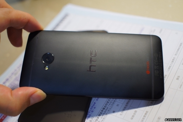 htc new one 開箱髮絲紋超大一條!!!