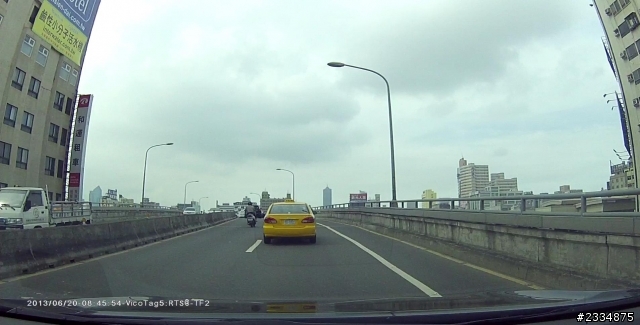 原來這不是闖紅燈及機車不是行駛禁行機車車道