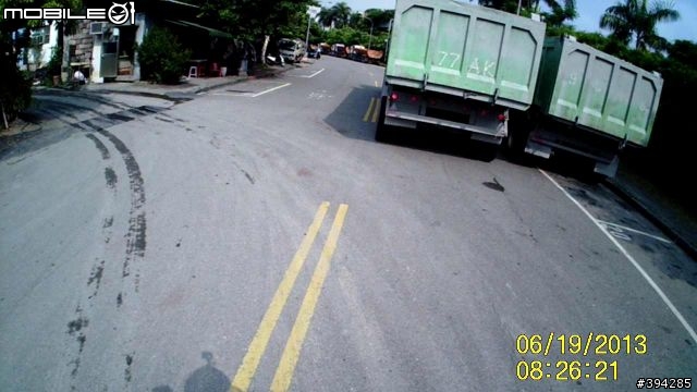 一早就看到並排停車，而且還是砂石車等級的Size!!!!