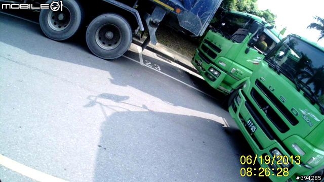 一早就看到並排停車，而且還是砂石車等級的Size!!!!