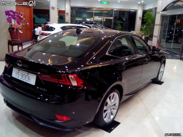 也分享一下黑色IS300h頂級(非F-SPORT)外觀