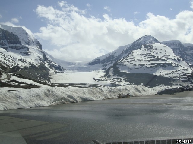 20130730增加video[與路旁野熊的交會]。洛磯山脈之旅(含洛磯山脈公路景色，哥倫比亞千年冰原，露易絲湖與城堡飯店)