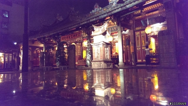 請問各位new one大大，夜拍照會這樣子嗎？