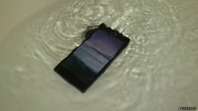 XPERIA Z從高1.5公尺摔下去~