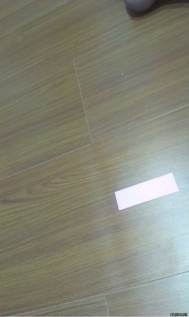 超耐磨木地板完工照,表面有凹陷狀,算正常嗎?