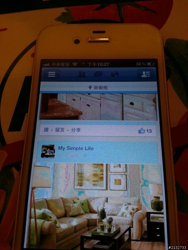 iphone4S  螢幕出現怪怪紋路