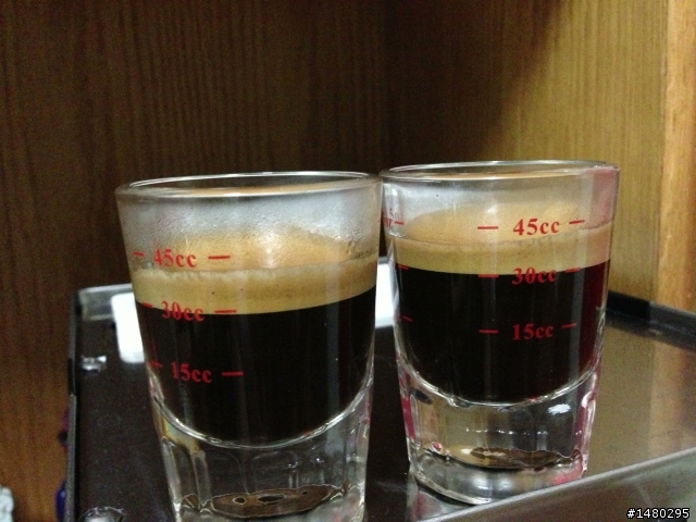 請教二個問題：填壓後粉杯邊緣殘粉與crema多寡