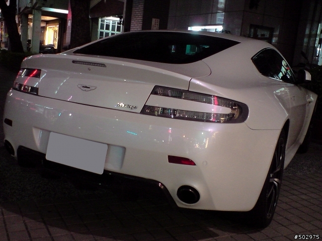 掛新車牌的 Vantage V8