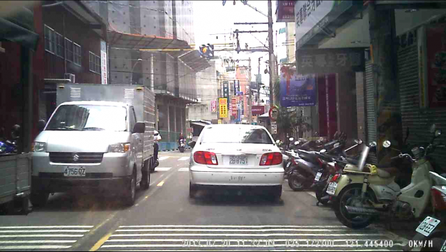 車號2B-8751可以不要暫停這麼久嗎?路都被你擋住了...