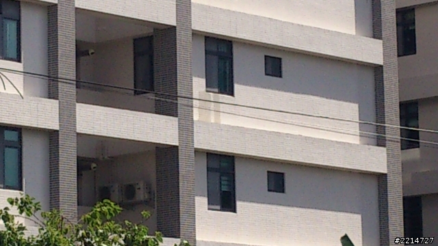 新建案外牆變色?