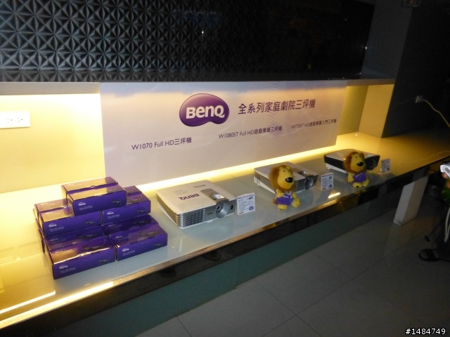 有了BenQ三坪投影機，3坪客廳變身100吋超大3D娛樂視廳室-「參加BenQ投影機體驗活動心得分享」