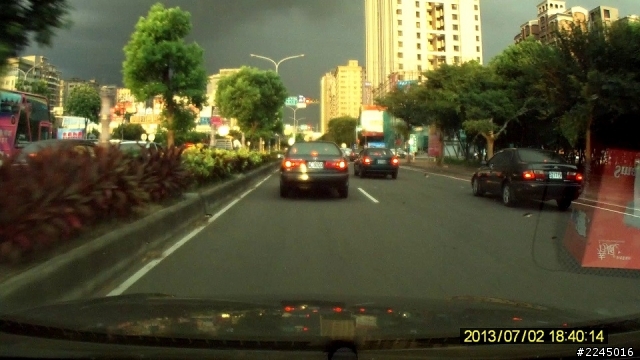 竹北光明六路轉莊敬北路, 就是有人不在快車道排隊左轉, 去慢車道左轉