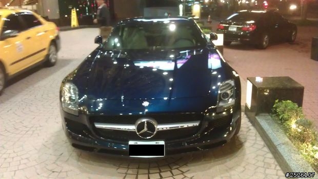 台灣有錢人還真多名車滿街跑,開車時隨手拍