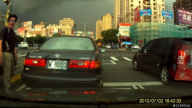 竹北光明六路轉莊敬北路, 就是有人不在快車道排隊左轉, 去慢車道左轉
