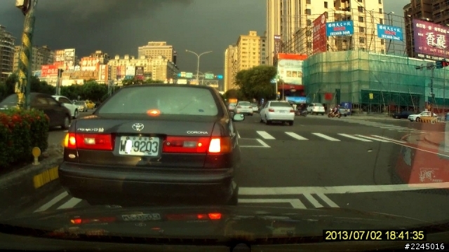竹北光明六路轉莊敬北路, 就是有人不在快車道排隊左轉, 去慢車道左轉
