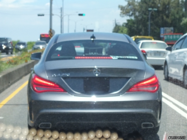 這是新款賓士車嗎?