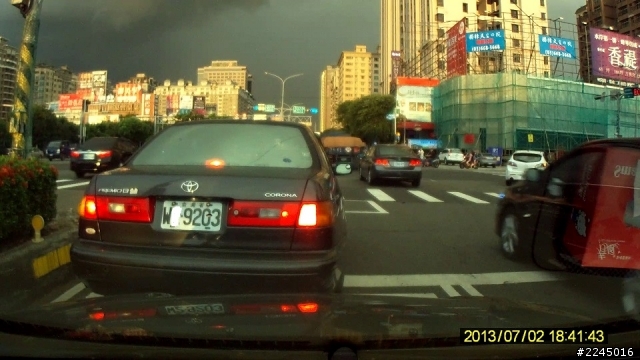 竹北光明六路轉莊敬北路, 就是有人不在快車道排隊左轉, 去慢車道左轉