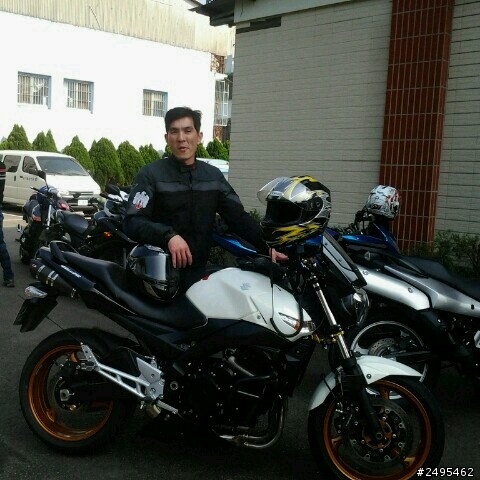 請問范佐憲這台 suzuki 重機是什麼型號？
