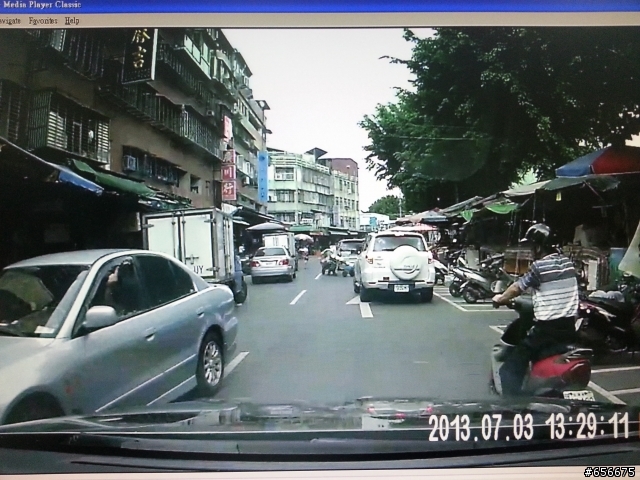 單行道逆向汽車還比中指...........