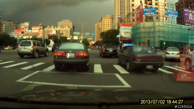 竹北光明六路轉莊敬北路, 就是有人不在快車道排隊左轉, 去慢車道左轉