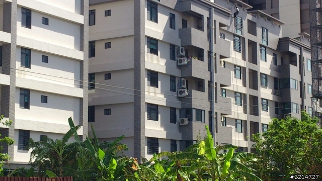 新建案外牆變色?