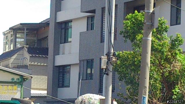 新建案外牆變色?