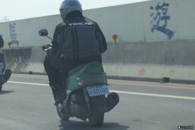 拍到二部測試車,不知是哪廠牌的?