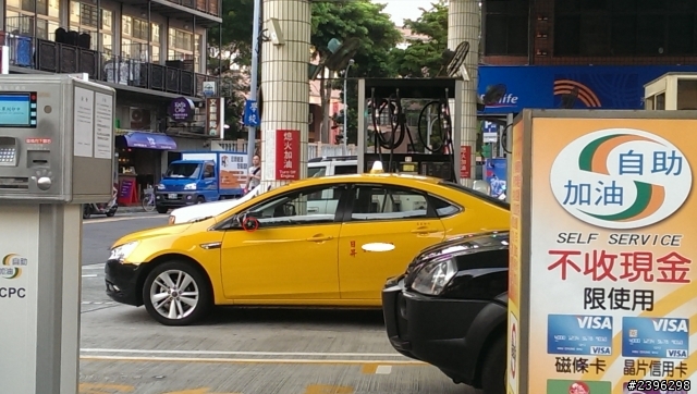 2.0T頂級Sedan小黃：正在加油~在台北市被活逮