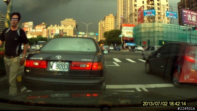 竹北光明六路轉莊敬北路, 就是有人不在快車道排隊左轉, 去慢車道左轉
