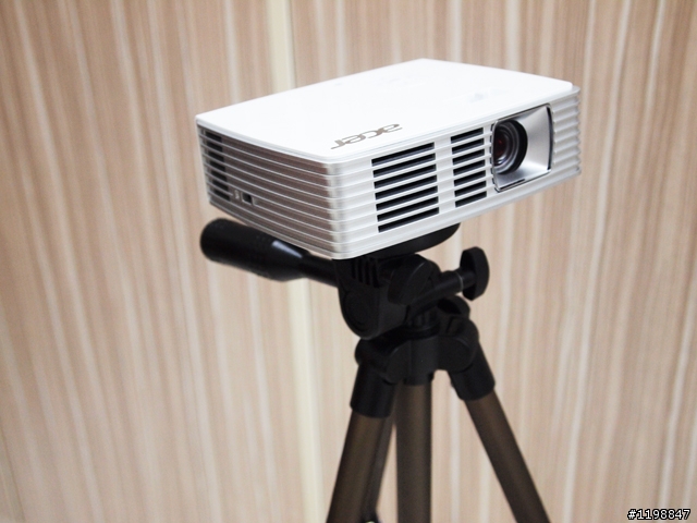 <非專業開箱> 痠痛救星 躺著不只可以看猩猩 ACER K132 微型投影機