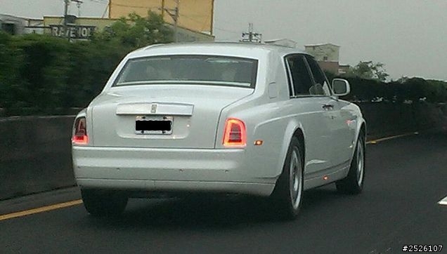 台灣有錢人還真多名車滿街跑,開車時隨手拍