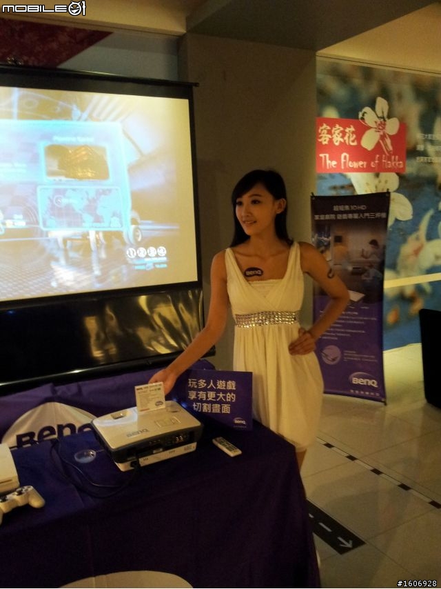 「有了BenQ三坪投影機，3坪客廳變身100吋超大3D娛樂視廳室!」體驗心得分享!