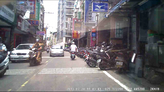 車號2B-8751可以不要暫停這麼久嗎?路都被你擋住了...