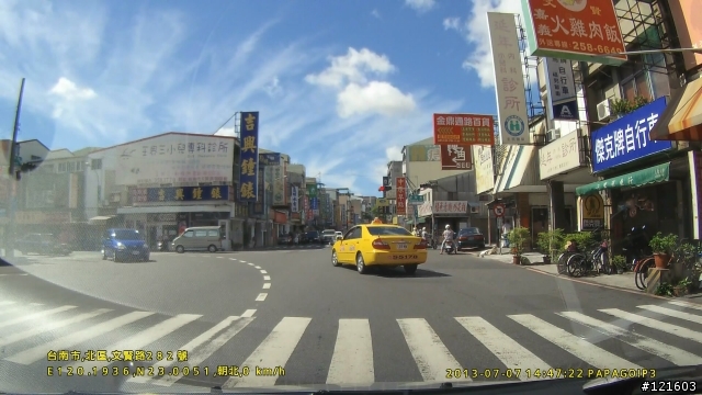 小黃128-NW闖紅燈還擦撞別人車