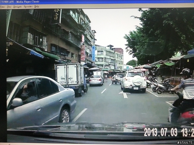 單行道逆向汽車還比中指...........