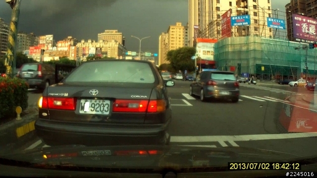 竹北光明六路轉莊敬北路, 就是有人不在快車道排隊左轉, 去慢車道左轉