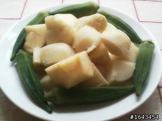 馬茲拉蕃茄蘿勒沙拉/蘋果竹筍秋葵冷盤