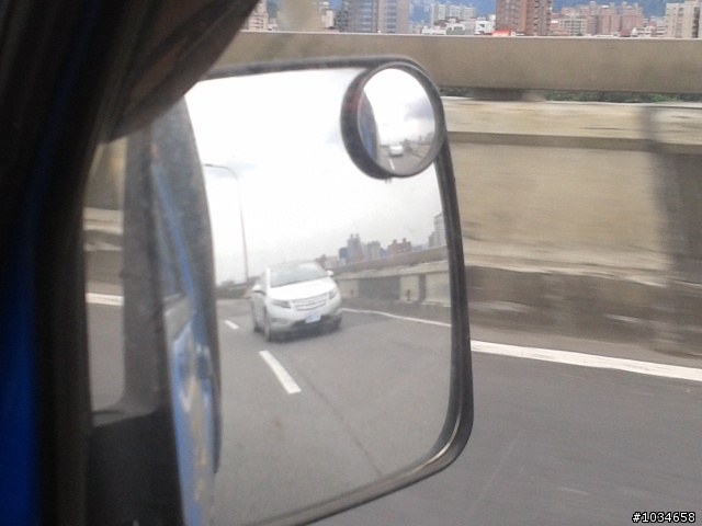 這是新款賓士車嗎?