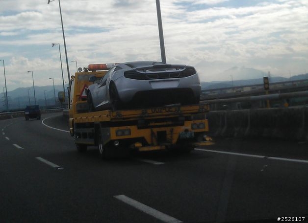 台灣有錢人還真多名車滿街跑,開車時隨手拍