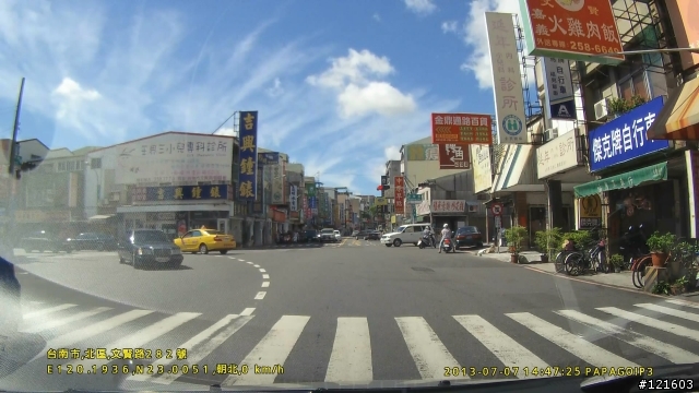 小黃128-NW闖紅燈還擦撞別人車