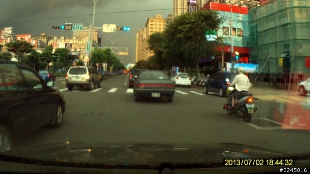 竹北光明六路轉莊敬北路, 就是有人不在快車道排隊左轉, 去慢車道左轉