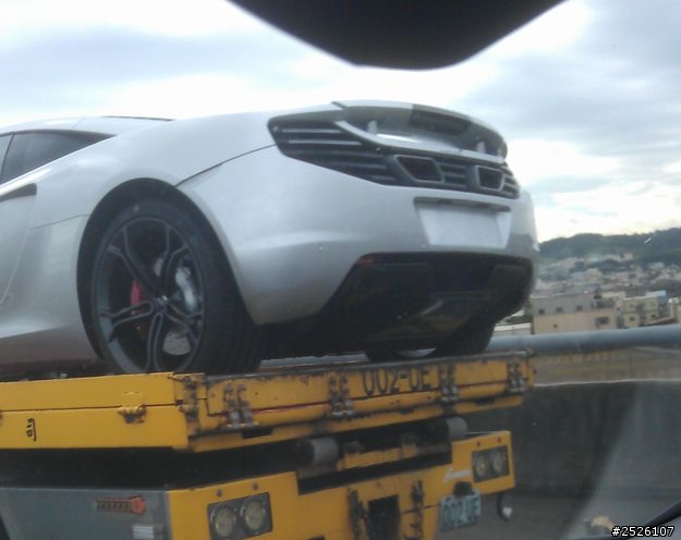 台灣有錢人還真多名車滿街跑,開車時隨手拍